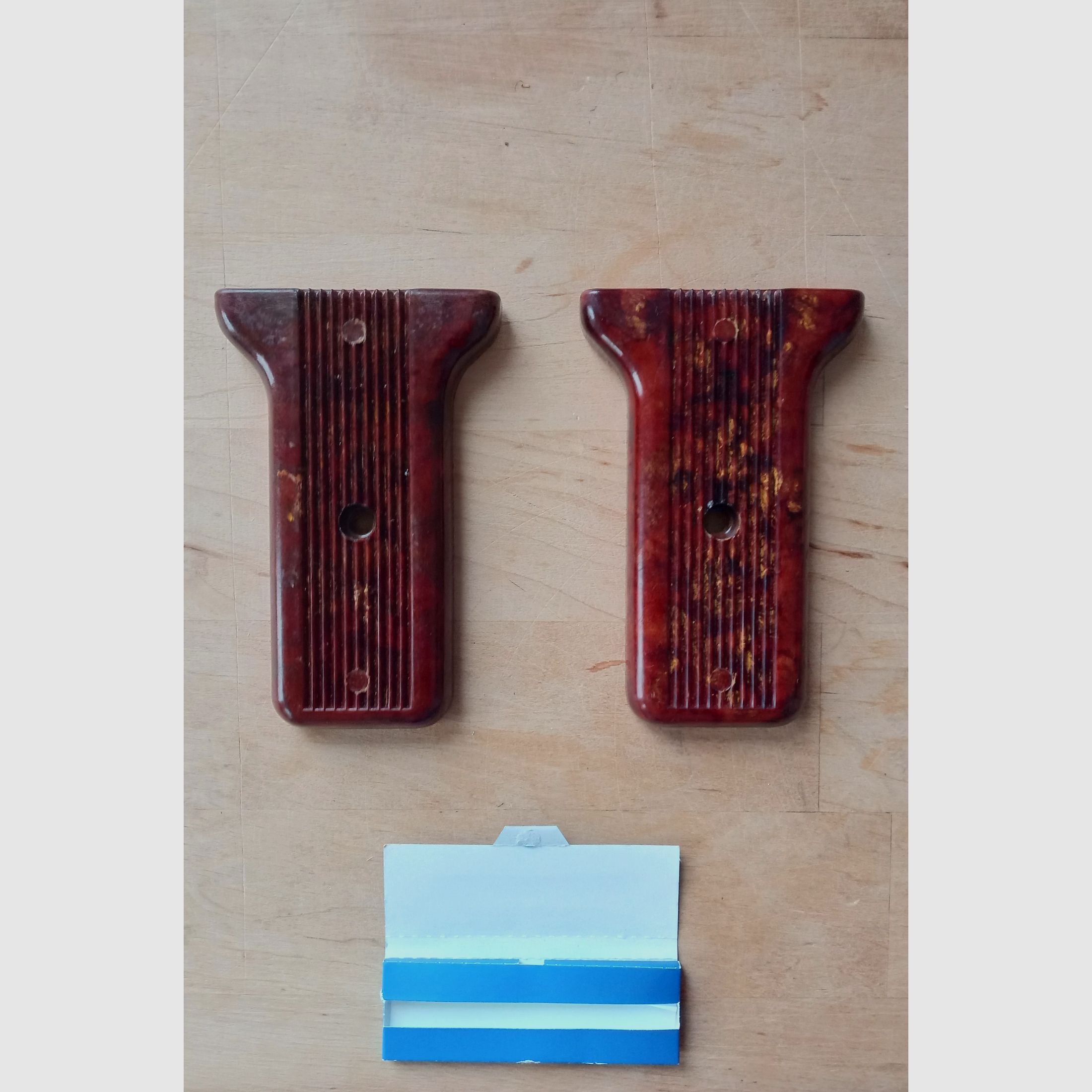 Hintere RPG-7 Griffschalen aus Bakelit von 1971 zusammengehörend