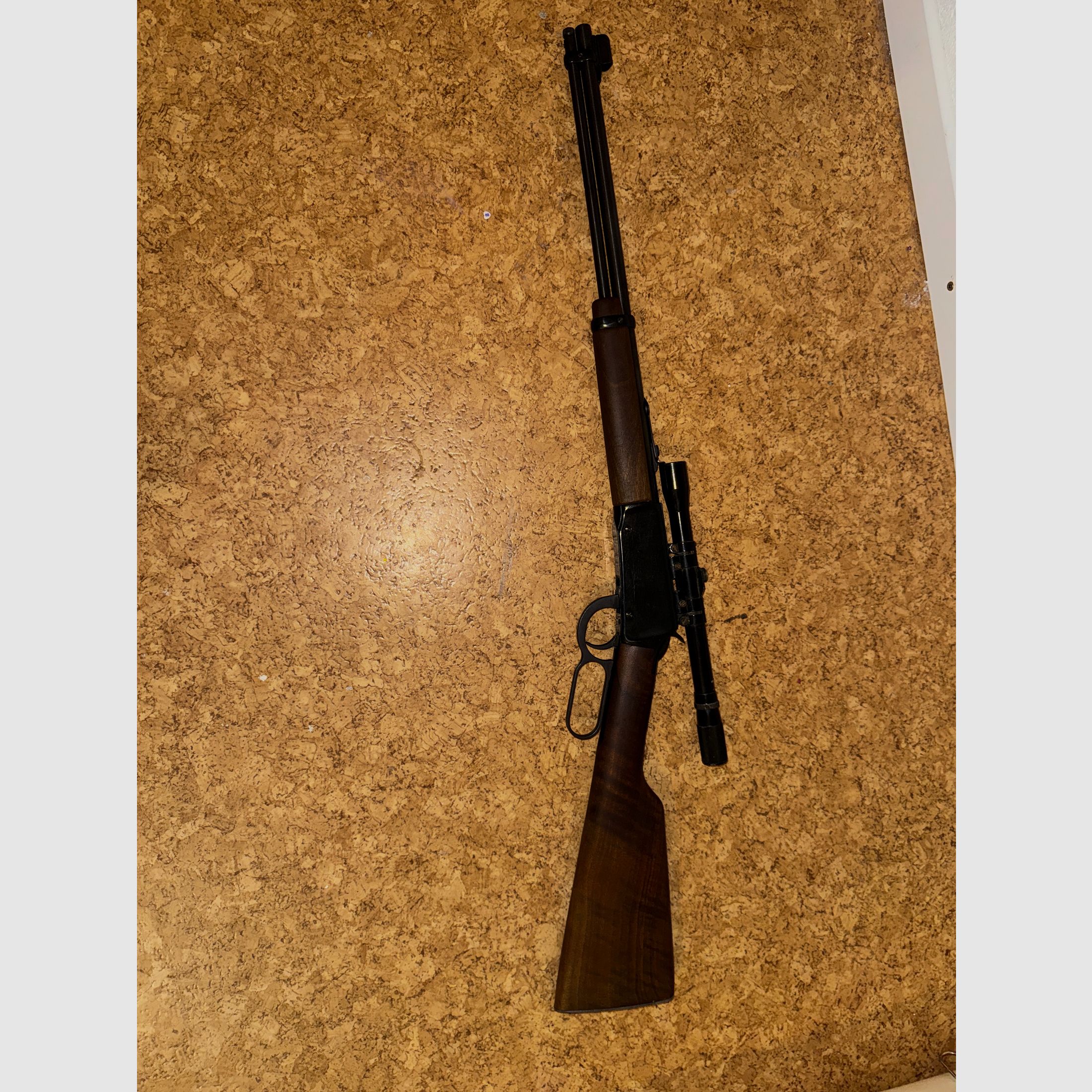 karabin powtarzalny z dźwignią pod spodem