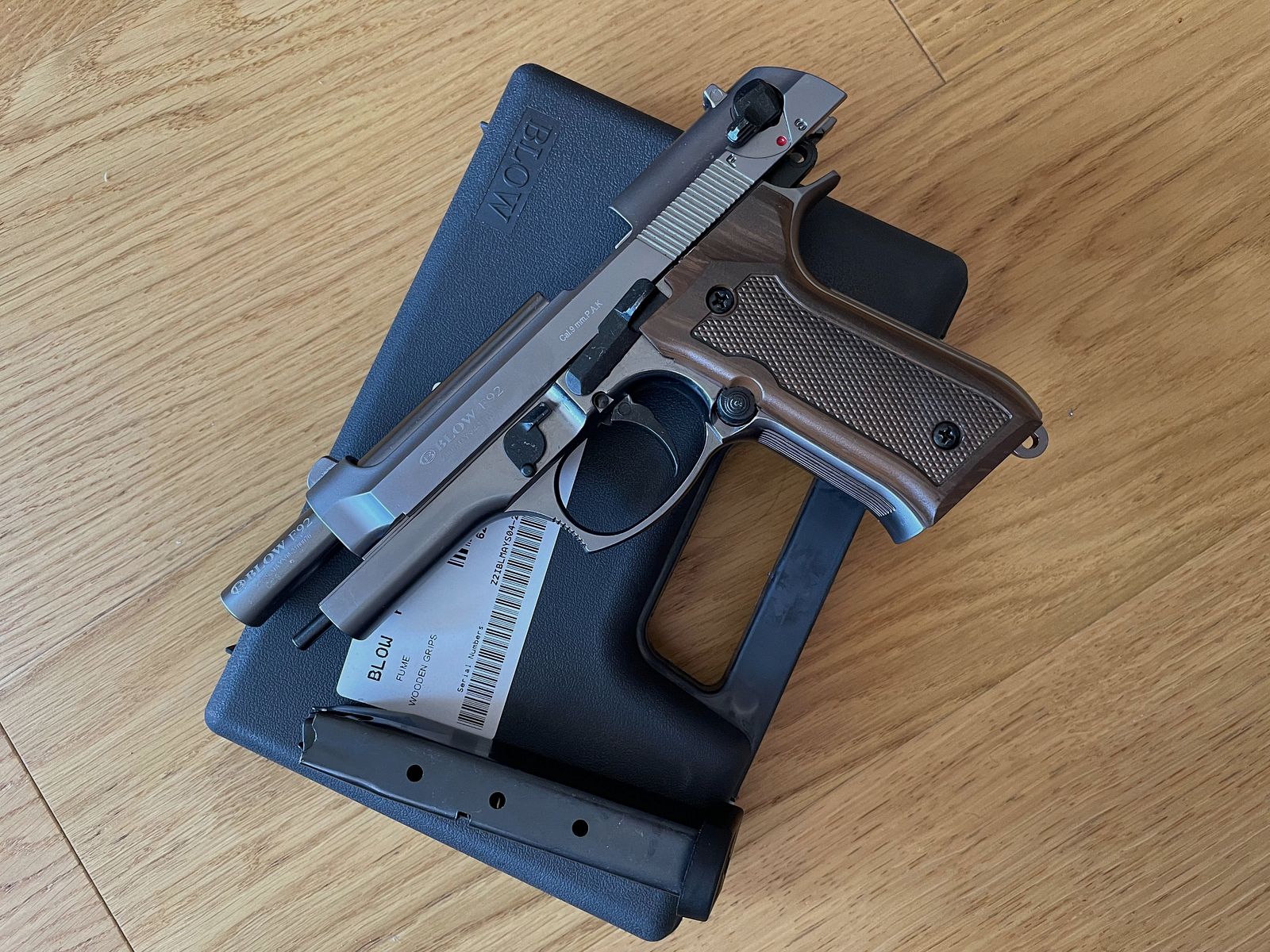 BLOW F92 Fume mit Holzgriffoptik – 9 mm P.A.K. / Beretta 92F Nachbau / Replica – EU-weiter Versand / EU-Wide Shipping, Bild 2 von 4