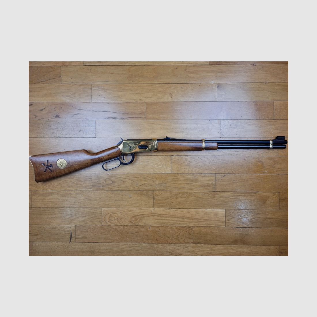Piękna Winchester Commemorative – „Little Big Horn” – tylko 11000 wyprodukowanych – Oryginalne pudełko – 44-40 Win – Stan idealny, zdjęcie 9 z 23