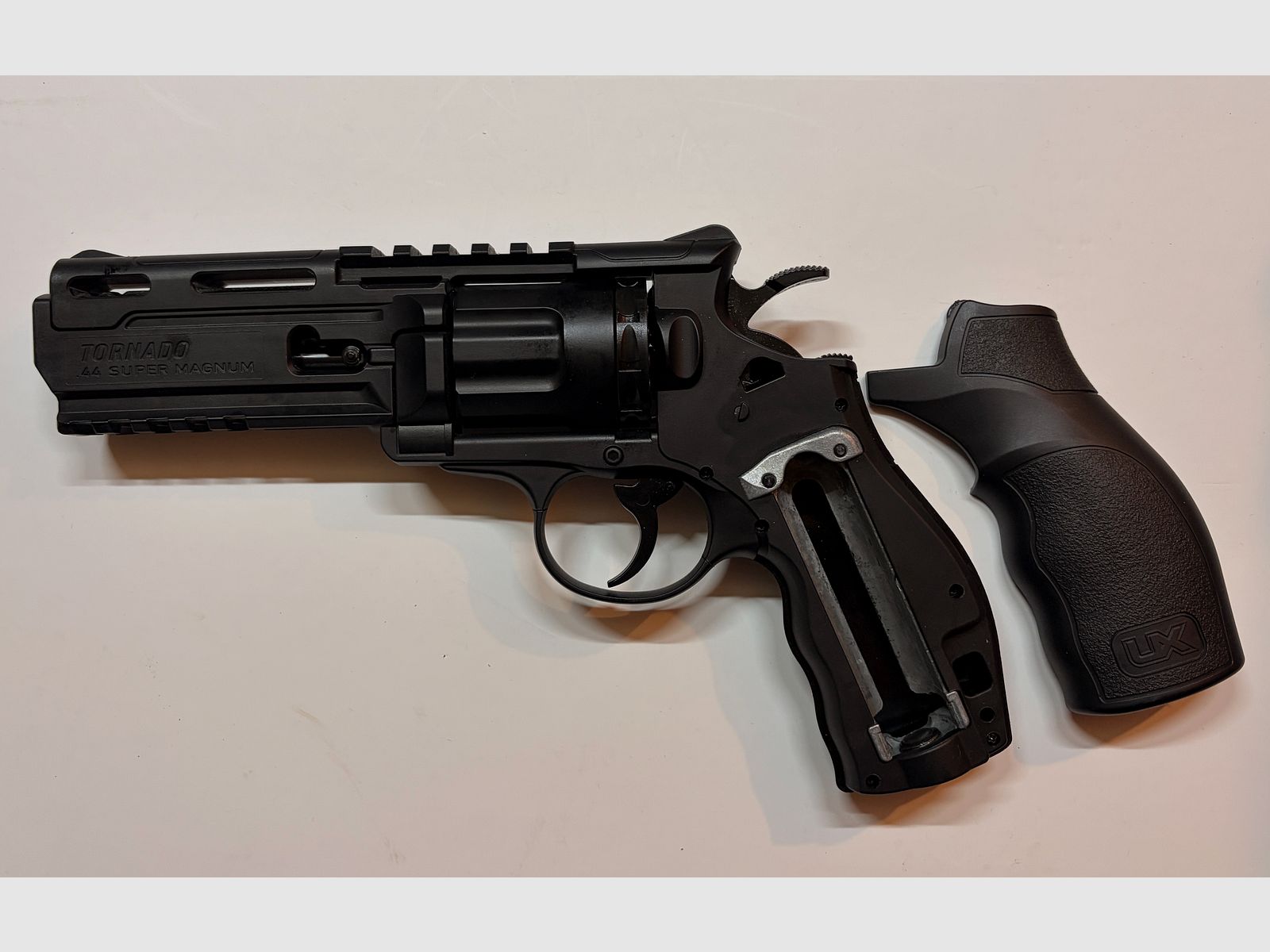 UX Tornado CO2 Revolver Set, cal. 4.5mm BB (including 3 magazines & BBs)