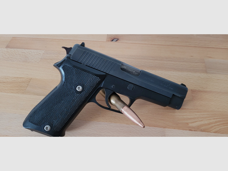 Sig Sauer P220-1, 9x19 mit einem Ersatzmagazin