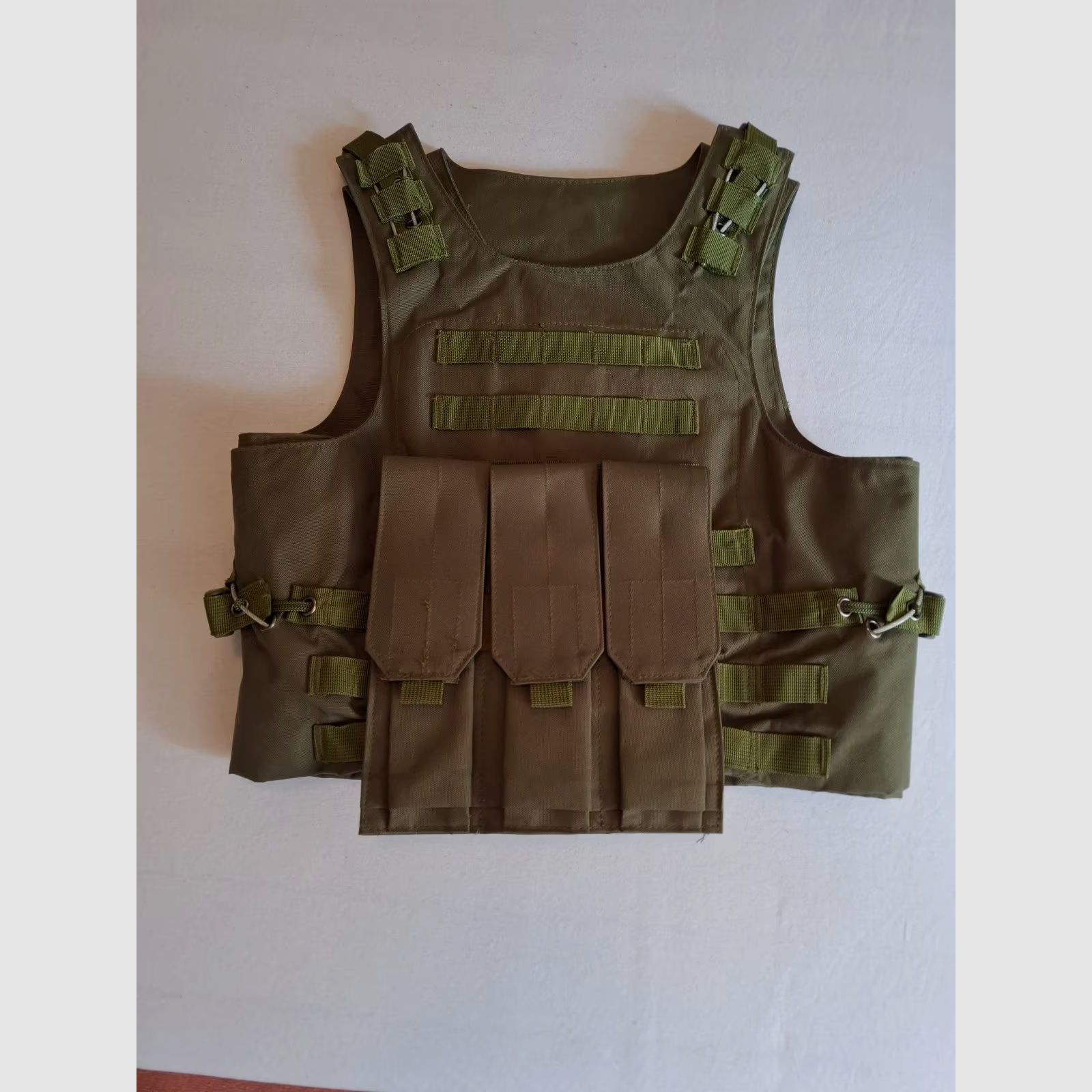 Olivgrüne Schutzweste für den Airsoftgebrauch