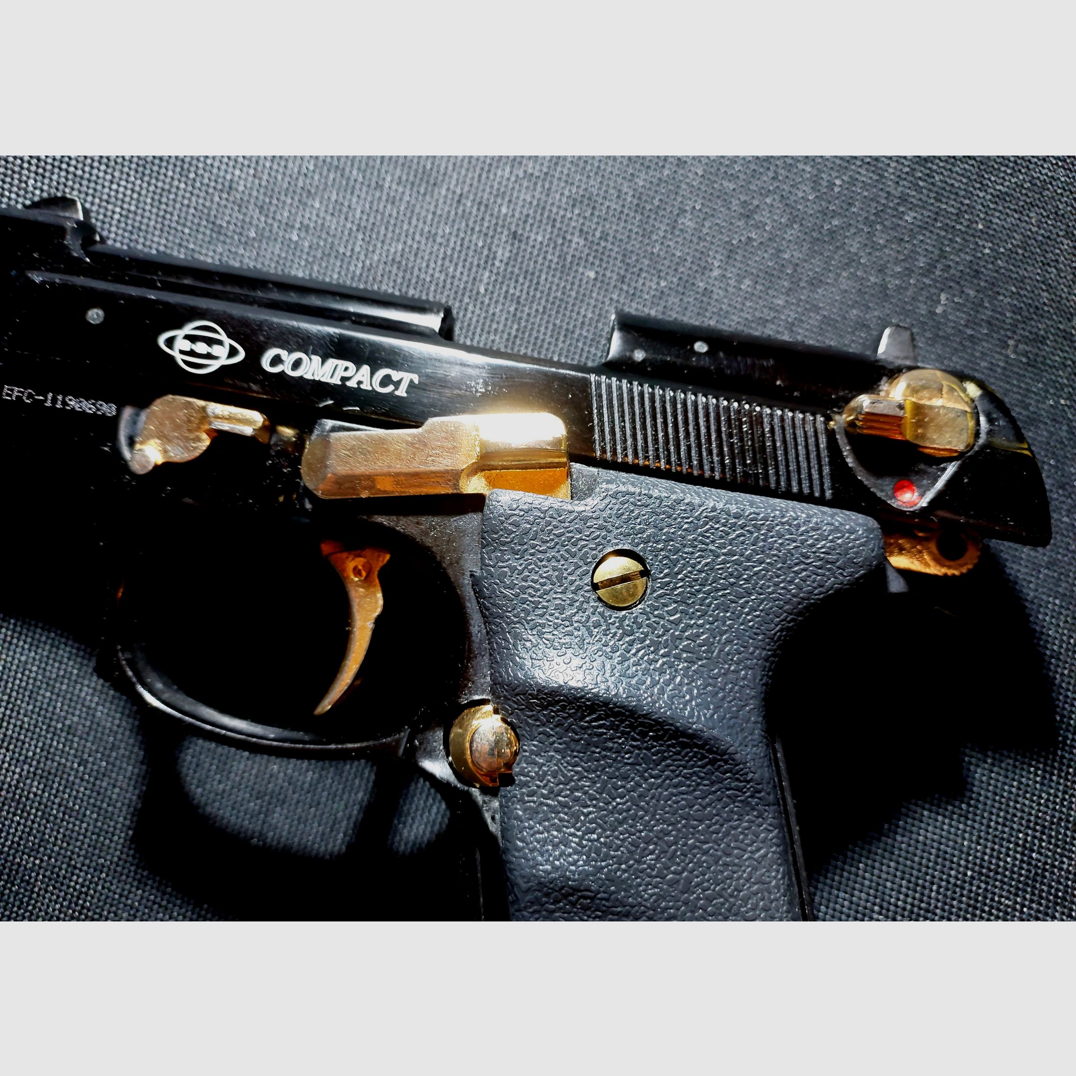 Pistola a gas Ekol Firat Compact in nero e oro, calibro 9mm P.A.K. (PTB 929)