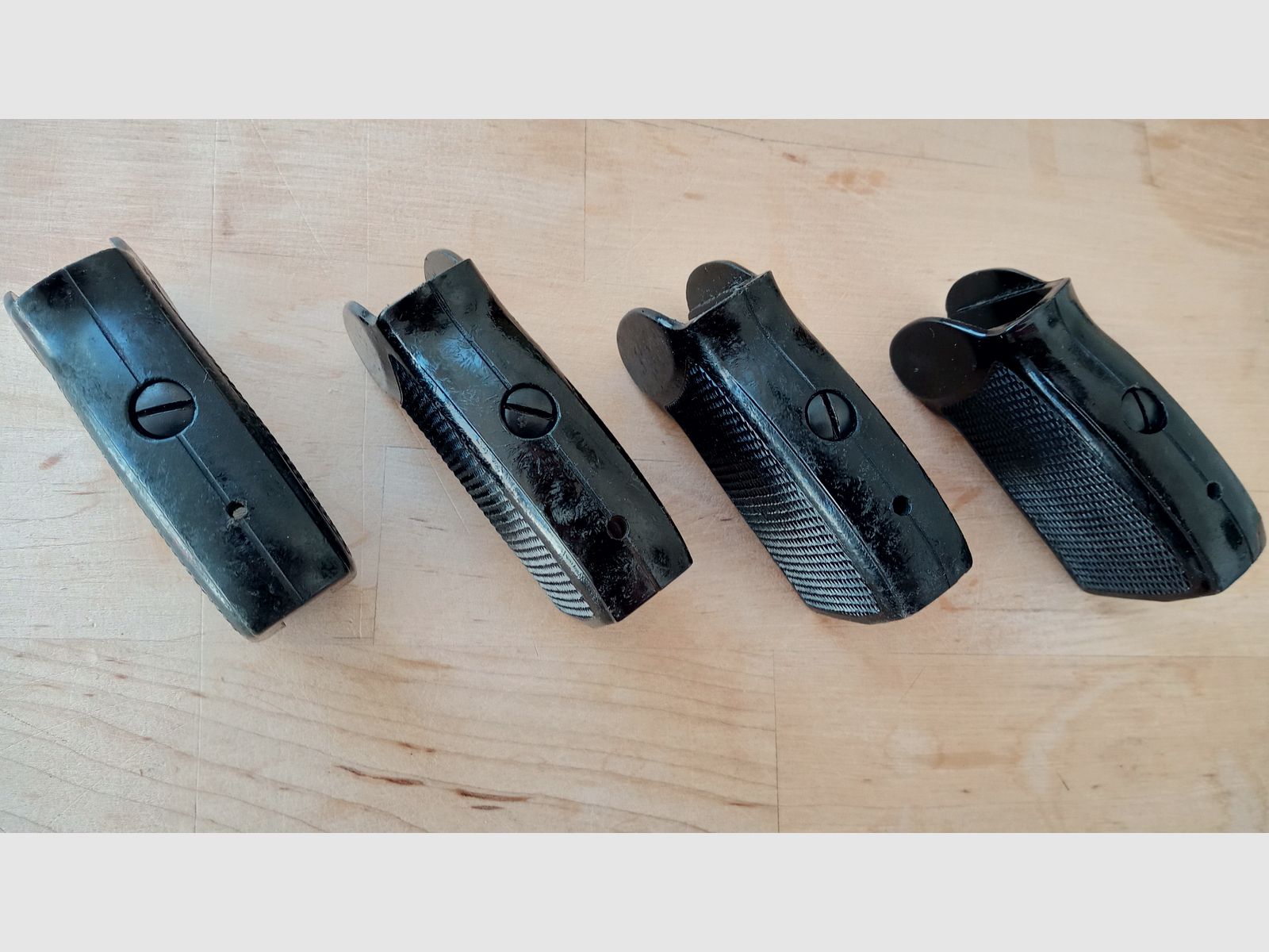 Schwarze Bakelit Griffschalen für DDR Polizei Pistole-M inkl. Schraube / Vintage Griff für ost-deutsche Makarov // 8 Schuss PM 9x18