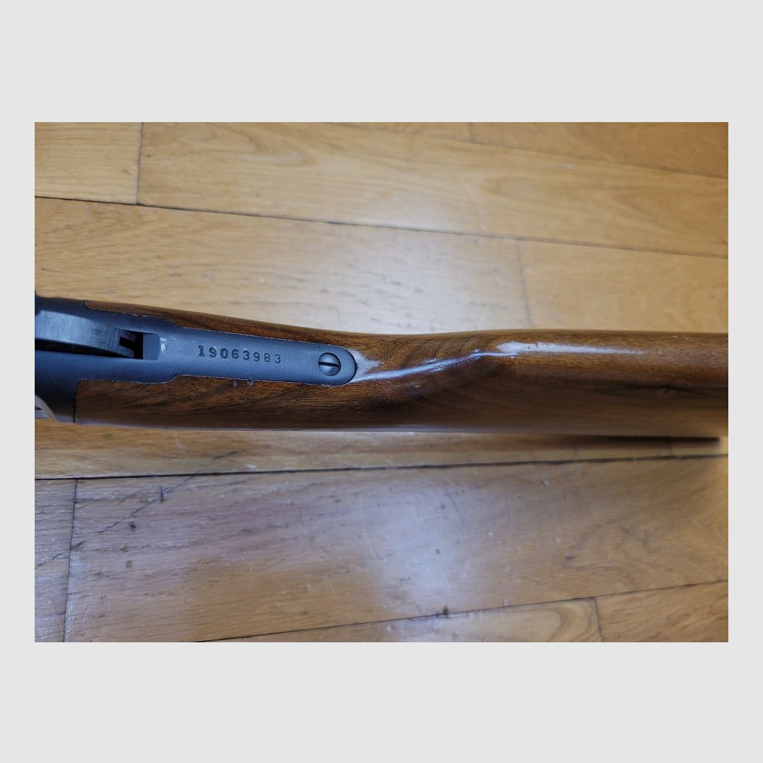 Sehr schöne Unterhebelrepetierbüchse Marlin Modell 1894 – Waffe von 1981 – Kal. .357Mag – 10+1 Schuss – Sehr schöner Schaft aus amerikanischem Nussbaum mit selbstgemachter, stoßdämpfender Schulterplatte – Ultra flüssige Mechanik – Wunderschöner 47 cm Lauf – Eine universelle Schusswaffe in TBE++ Nahezu neu!, Bild 16 von 28
