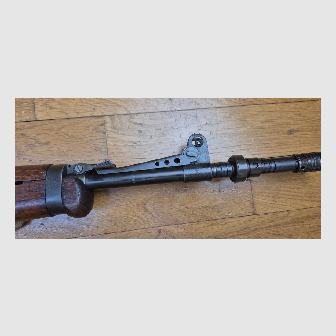 Schönes und sehr seltenes Selbstladeflinte MAS 49-56 – Originalkaliber 7,5 x 54 MAS – Mythische Waffe – Sehr gute mechanische Funktion – Schöner Lauf mit klaren Zügen – Guter ästhetischer Zustand – zwei 10-Schuss-Magazine – Nachtsicht- und Platzpatronenfunktion (selten) – Gewehrriemen – Seltene Waffe in TBE+, Bild 11 von 35
