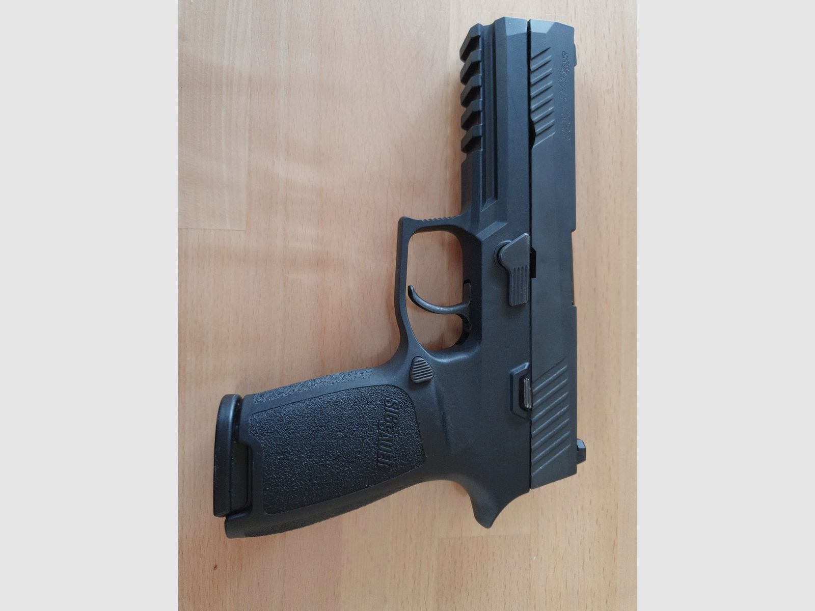 Sig Sauer P320 9mm Fullsize con valigetta in buone condizioni
