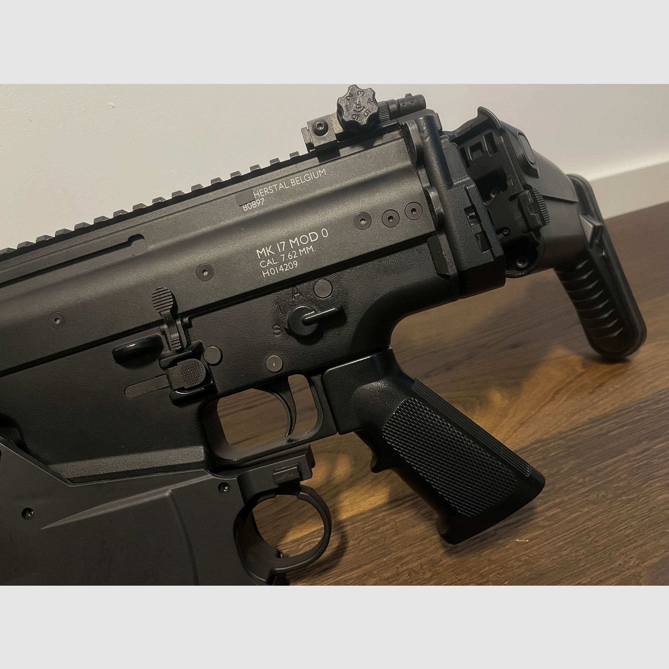 Tokyo Marui Scar-H mit Granatwerfer und passendem Zubehör