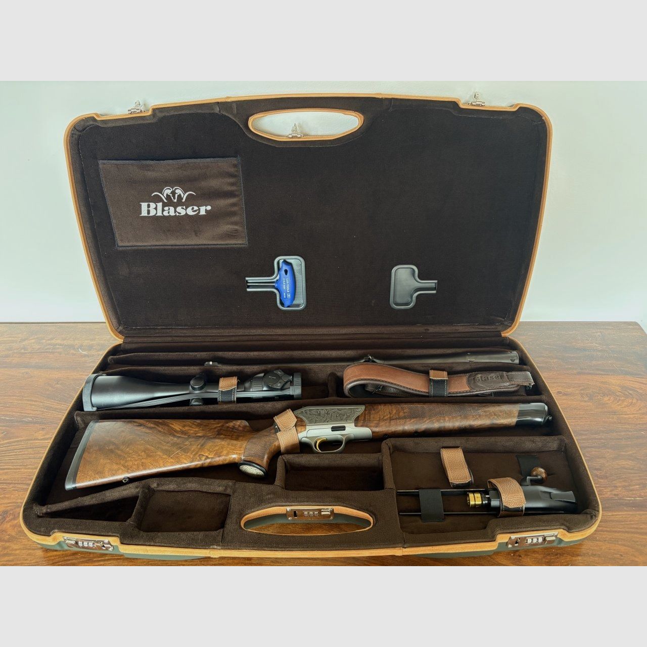 Blaser R8 .30-06 Springfield con Swarovski Z6i 2,5-15x56 P HD