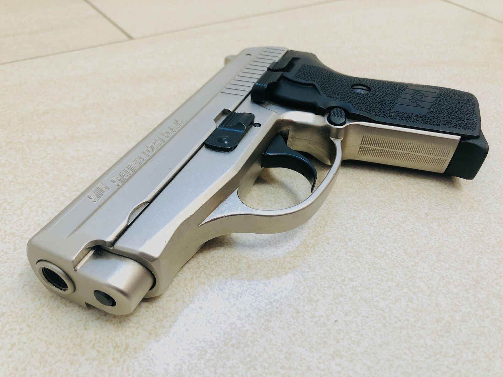 ••• SIG SAUER P239 schreckschiesspistool / nikkel / accessoires / originele verpakking / PTB 874 •••