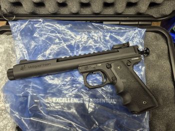 VOLQUARTSEN Scorpion, styl 1911, czarny, 6", uchwyty Hogue .22lr