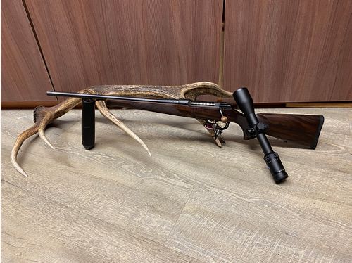 Sauer 101 Artemis VS, links, mit Zeiss Conquest V6 2-12x50 M, mit Schiene