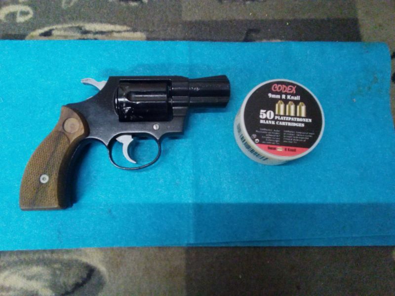 Biete einen Revolver Modell Cobra.9mm/380knall