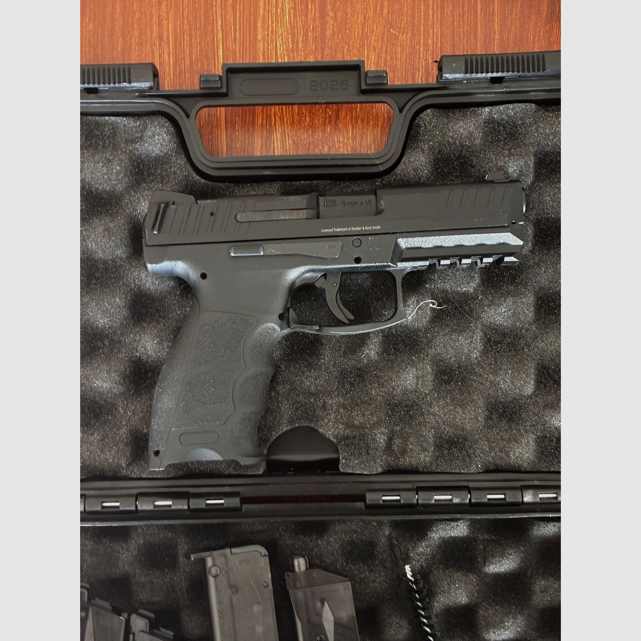 Pacchetto Airsoft completo — Ares Amoeba M4 (S-AEG) + H&K VP9 (GBB, scivolo in metallo) + Caricatore, gas,