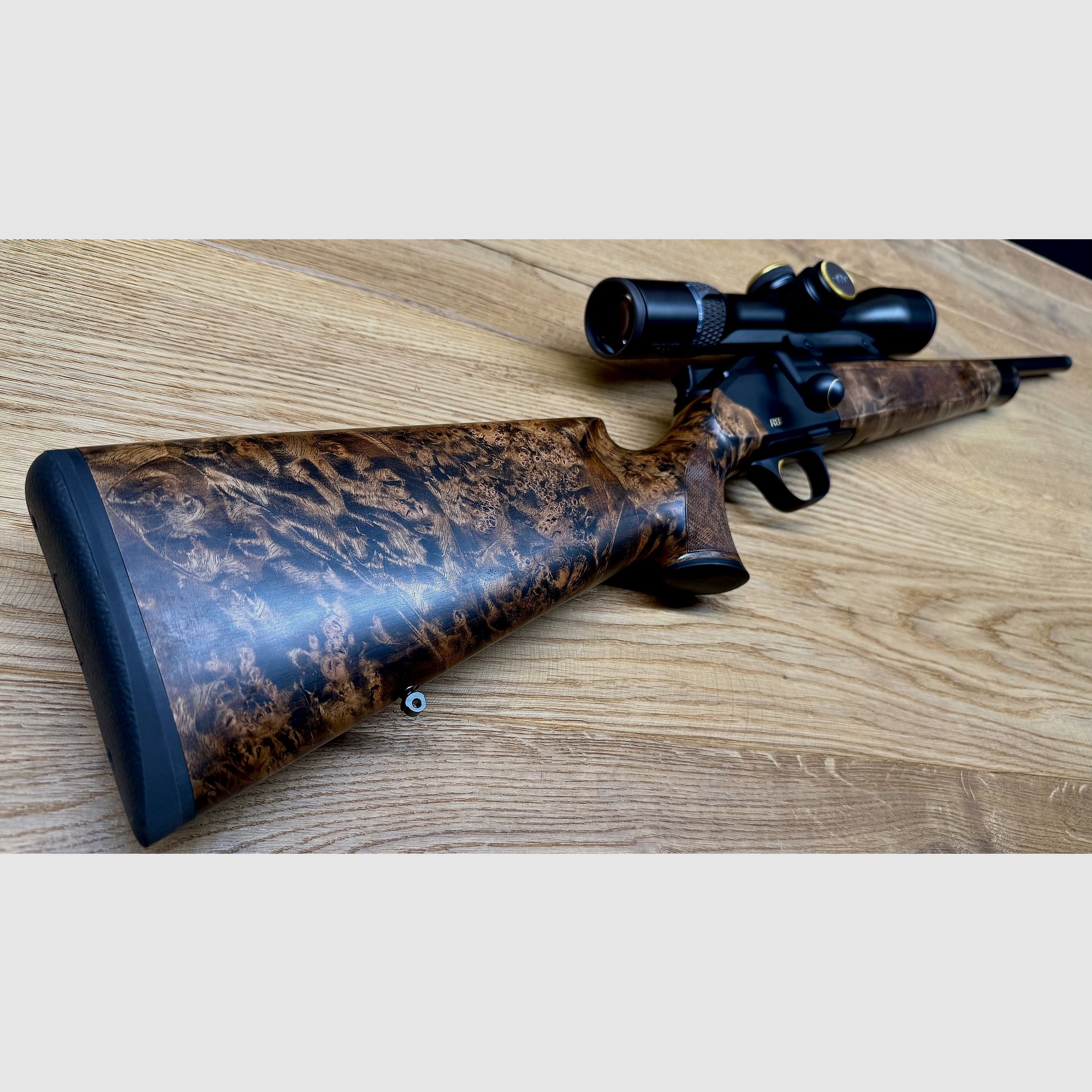 Blaser R8 Custom Schaftholz HK 9-10 / inkl. Blaser B1 2,8-20x50 Custom / mit vielen Goldelementen / TRAUMWAFFE