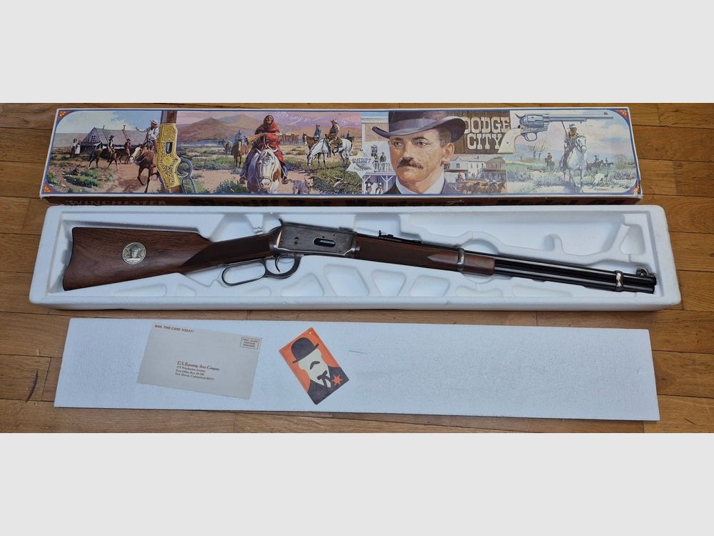 Très belle Winchester commémorative « Shérif Bat Masterson » – Carabine de selle modèle 1894 – Arme de 1979 – 8.000 exemplaires seulement – Cal. 30-30 Win – RARE Boite d&rsquo;origine en BE+ – Arme à l&rsquo;état de quasi neuf – TBE+++, image 1 sur 36