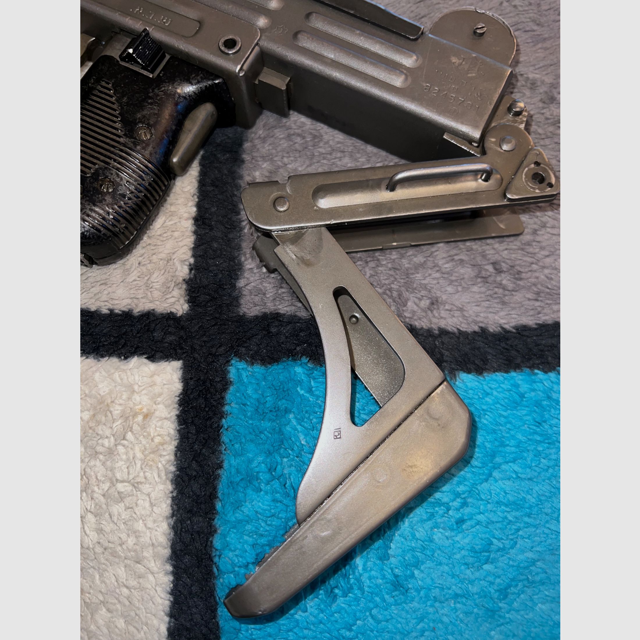 Original IMI Uzi submachine gun – EU deactivated firearm (AT 2022) – Rare Israeli military version with Hebrew stamps & intact folding stock