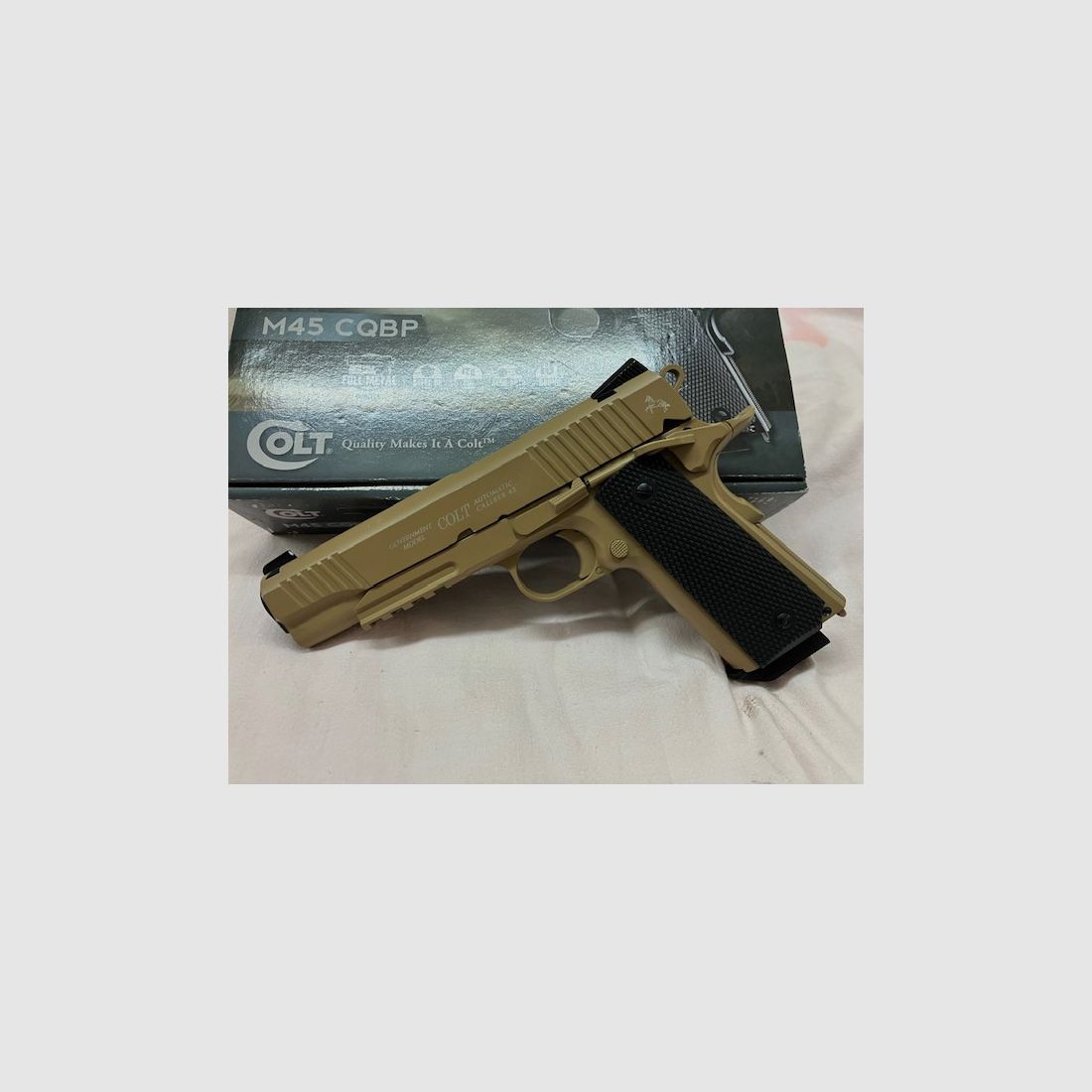 Pistolet Colt M45 CQBP Co2 w oryginalnym opakowaniu i akcesoriach, jest to rzadki kolor TAN beżowy, w bardzo dobrym stanie funkcjonalnym.