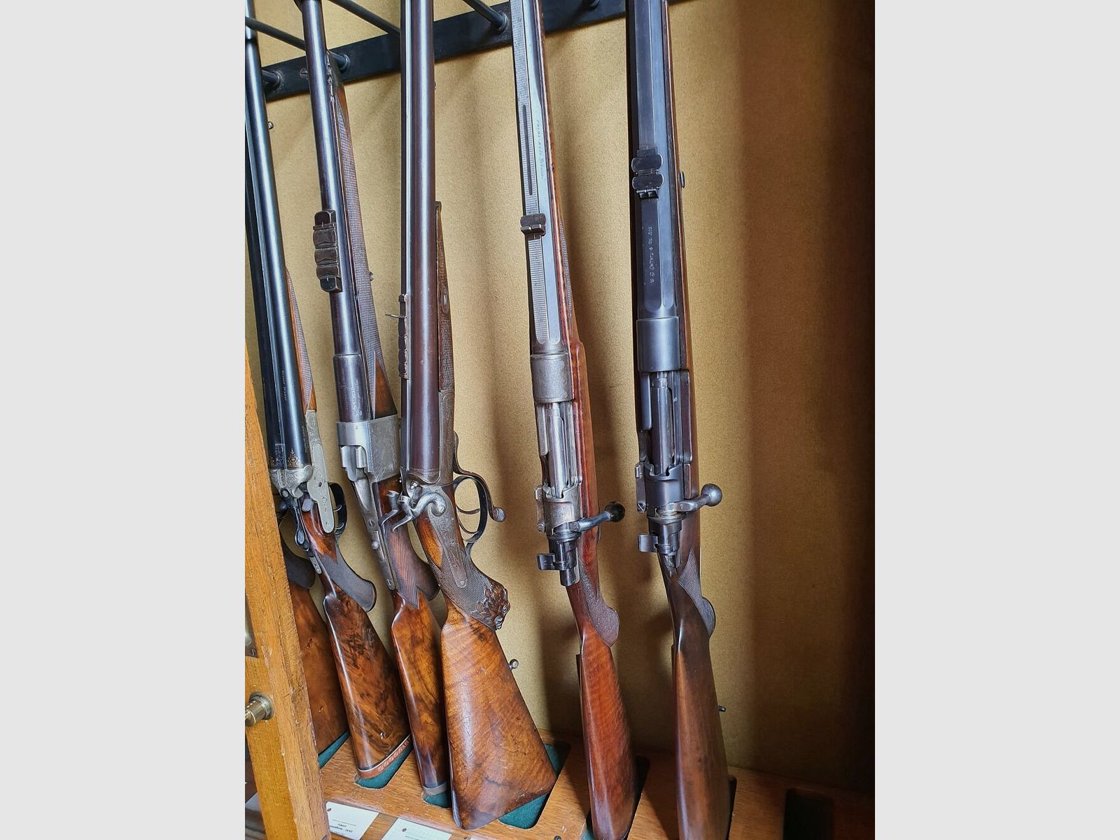 R.Hughes Cape Gun
