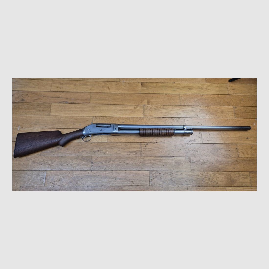 Ikonische Pumpflinte Winchester Modell 1897 – Take Down Modell mit 28 Zoll (71cm) Lauf – Waffe von 1914! – Kal. 16/70 – 5+1 – Kat. D! – Waffe in ausgezeichnetem Zustand – TBE++, Bild 25 von 32