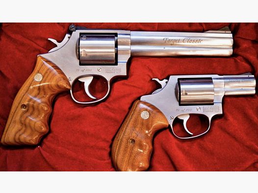 Zestaw składający się z dwóch rewolwerów Smith & Wesson edycja limitowana 79/100