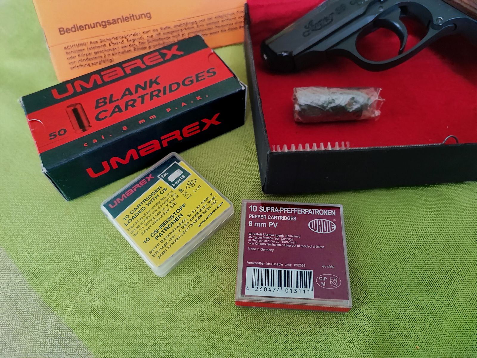 Luger 88 - 8 mmK PTB 414 aus der Röhm-Fertigung mit Holzgriffschalen, Lederholster, Munition