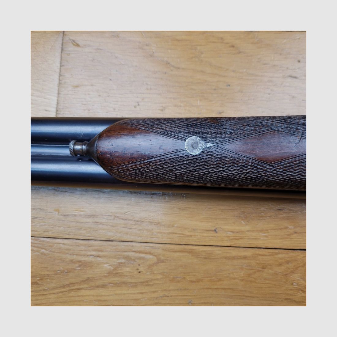 Schönes Seitengewehr – Kaliber 16/65 – sehr schöne handwerkliche Herstellung aus Saint-Étienne – Überlebender des Zweiten Weltkriegs – elegante Waffe im englischen Stil – schöne Hölzer und Riffelungen – Brünierung in sehr gutem Zustand – leichtes Gewehr und dennoch aus schönem Stahl – Sehr schönes Gewehr in TBE+, Bild 14 von 33