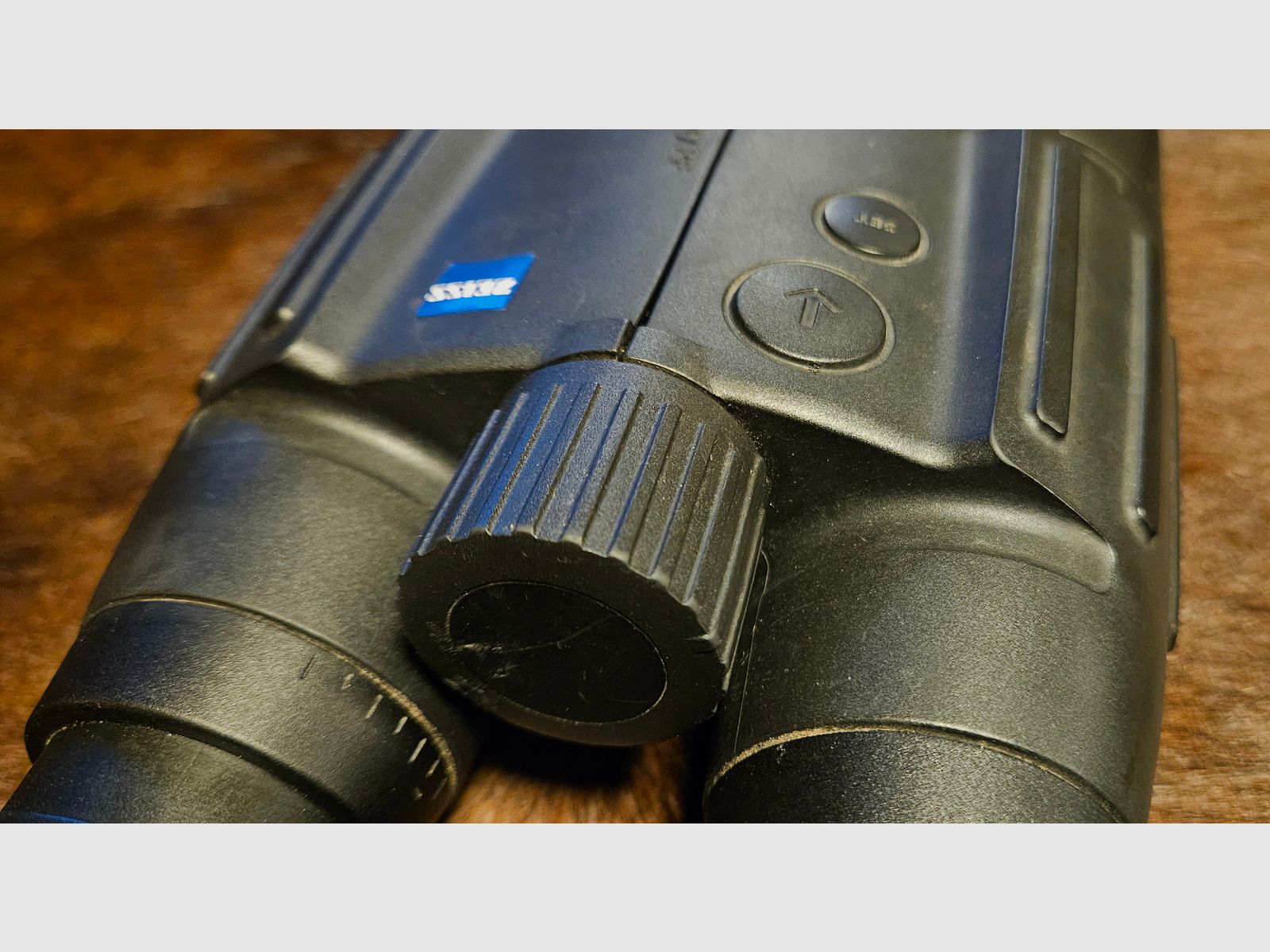 ZEISS Victory 10x56 T RF - Fernglas mit Entfernungsmesser - mit umfangreichem Zubehör
