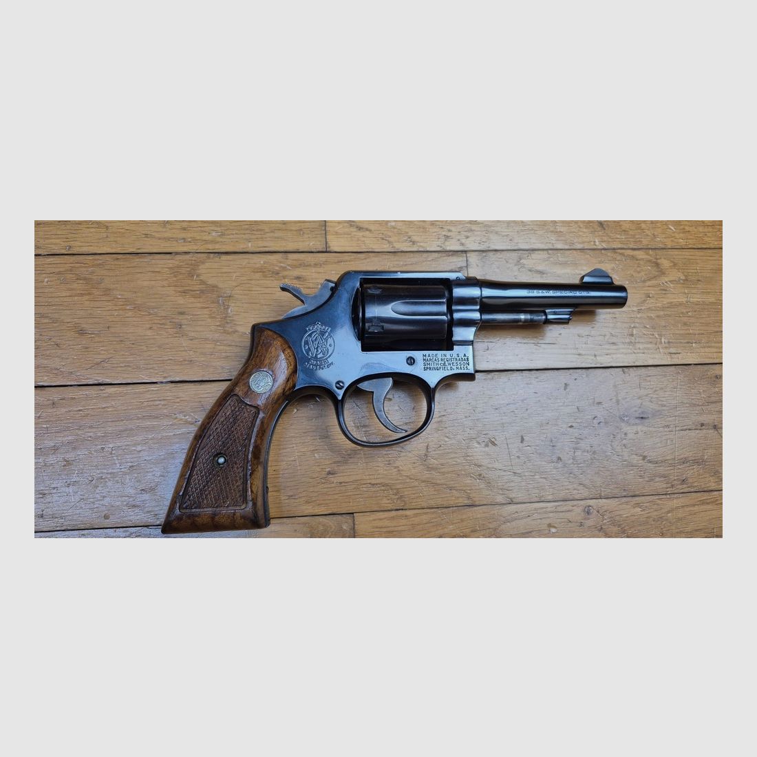 Sehr schöner Revolver Smith&Wesson Modell 10-5 – Der direkte Nachfolger des Hand Ejector Military & Police von 1899 – Legendäre Polizei- und Sportwaffe, eine der Stars aus Springfield – Waffe von 1968 – Sehr schöne Brünierung – Exzellente Mechanik – Sehr guter Lauf – Exzellente Standwaffe mit glorreicher Vergangenheit – TBE/TBE+, Bild 2 von 25