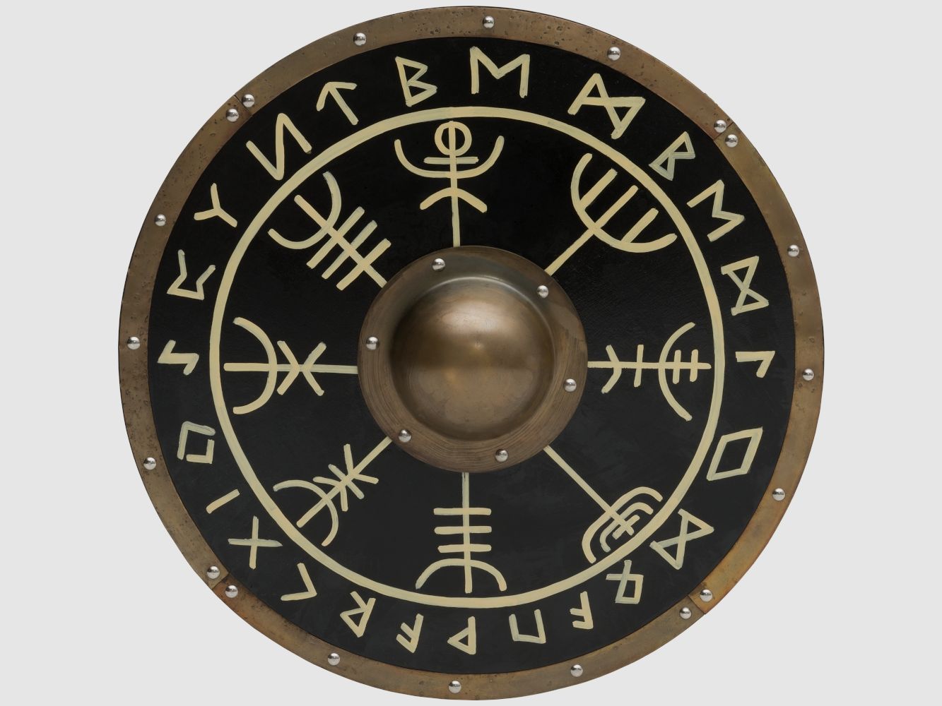Scudo rotondo con rune e bossolo