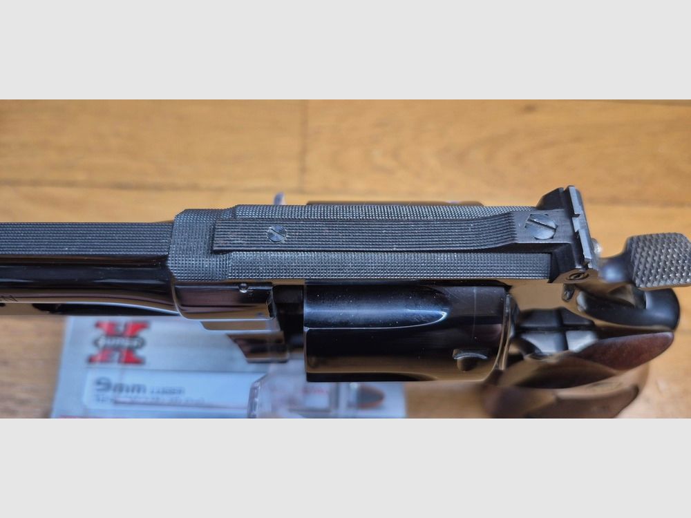 Mythischer Revolver Smith&Wesson Modell 27-2 – Kal. .357Mag – Waffe aus 1976/77 – Qualität und Mechanik, die heute nicht mehr zu finden sind – Revolver des FBI und der Polizei – Lauf von 5 Zoll, gerippt – Wunderschöne glänzende schwarze Brünierung – Ausnahmewaffe für Ausnahme-Schützen – TBE++ Quasi neu!, Bild 16 von 24