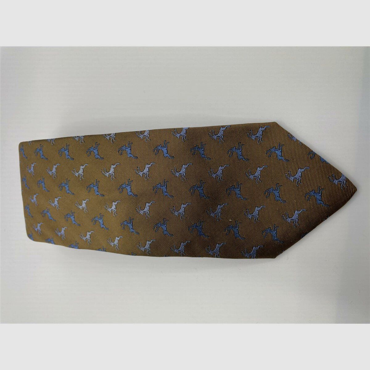 Corbata Robert Keyte 100% seda marrón con motivo azul claro y ciervo azul