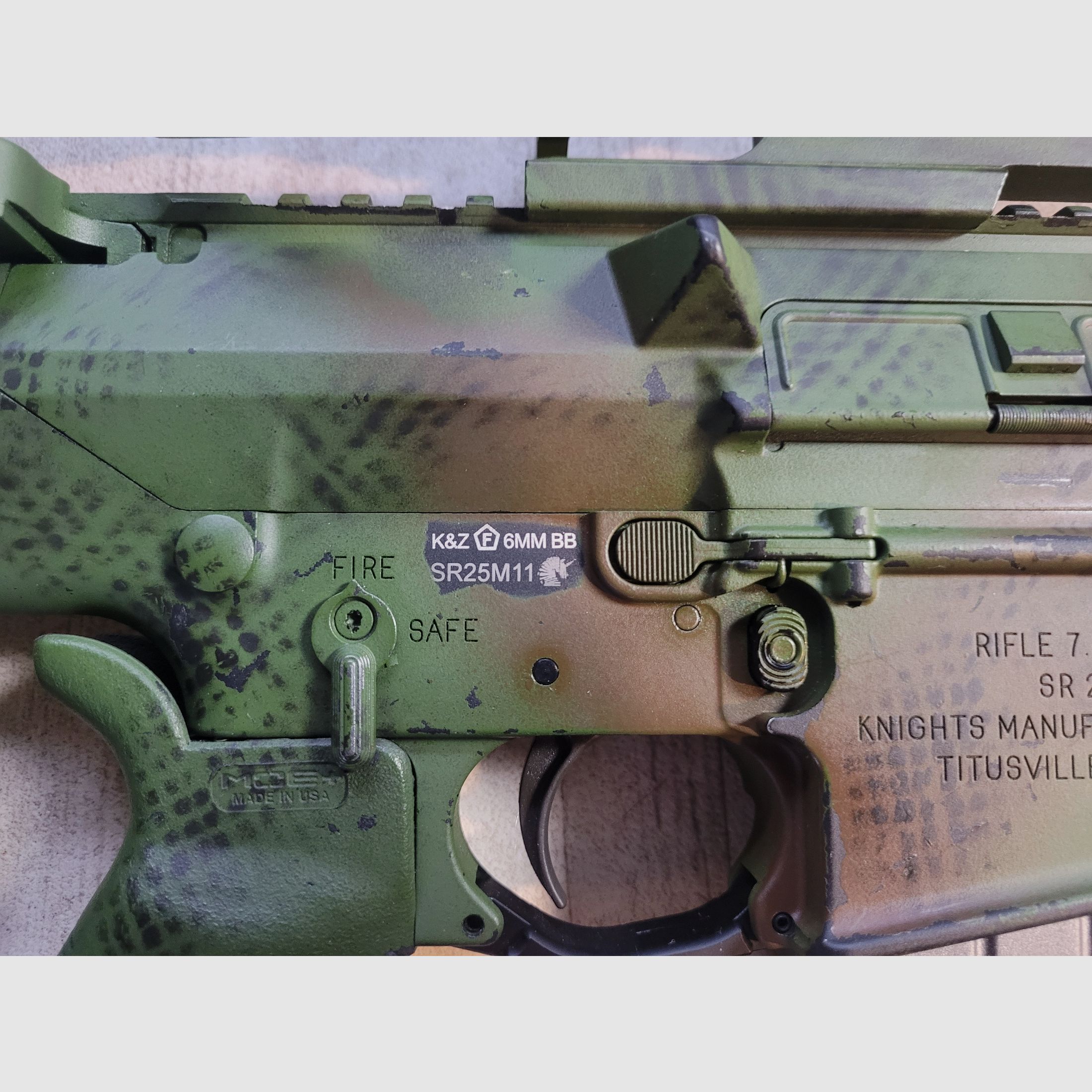 VFC SR25 ECC inkl. Firefield Shortdot, 4 Ersatzmagazinen mit Magpuls (Original) und AN/PEQ 15 Dummybox.