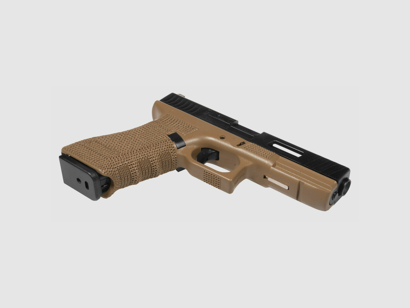 P01 GBB Airsoft Pistole in TAN | Delta Armory