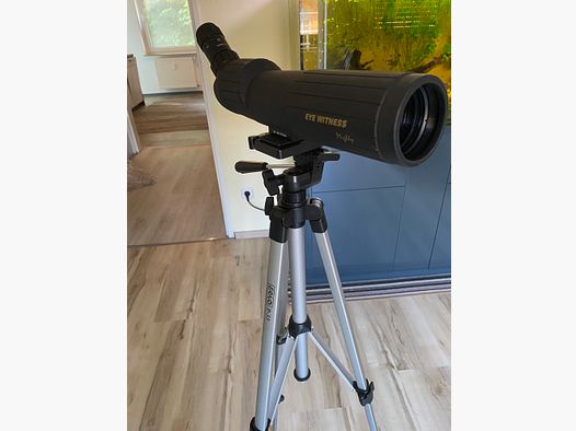 Fernrohr mit Dreibein-Stativ. Eye Witness Mighty