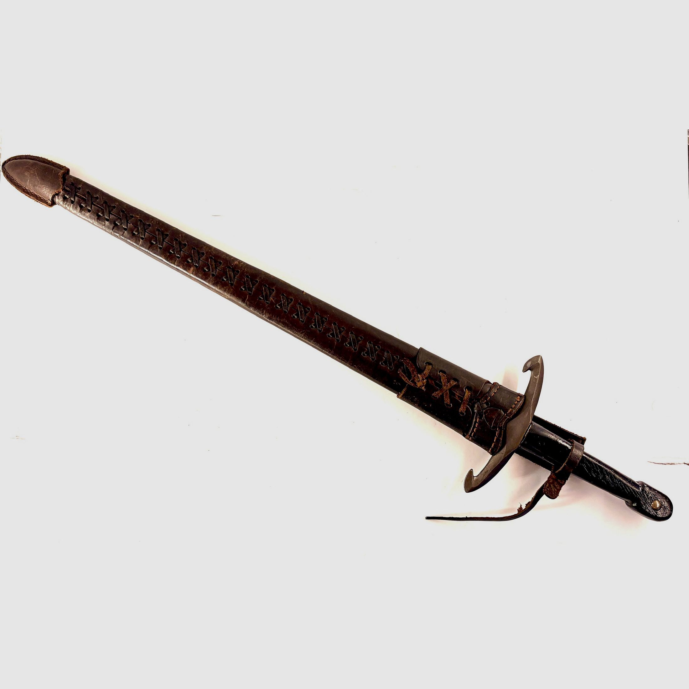 Set de armas y cubiertos medievales – espada de una mano, cubiertos y cuchillo vikingo