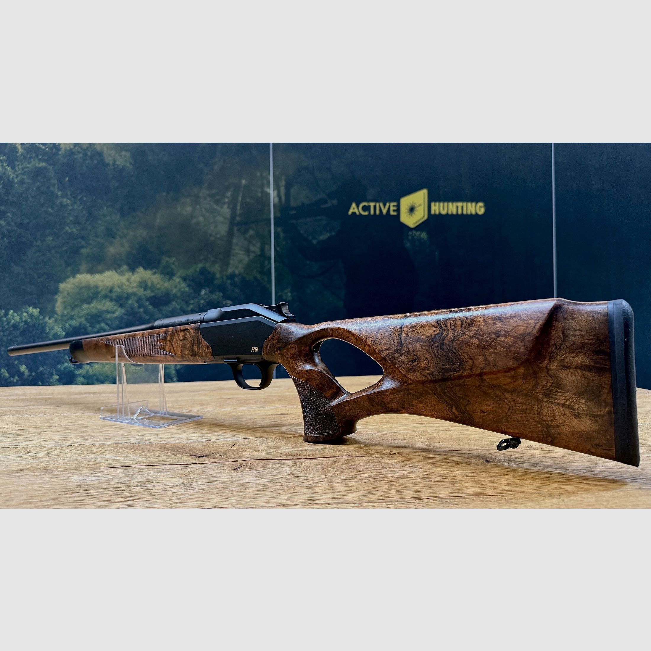 Blaser R8 mit traumhaftem Zubehör-Lochschaft Holzklasse 8-9, goldenes R8 Logo, Kammergriff Selours, gekürzter Lauf, M15x1 Gewinde, Standard-Kaliber wählbar