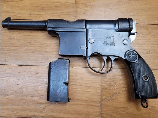 Raro pistola Charola modello 1897 – Arma semi-automatica in calibro 7mm Clément detto Teuf Teuf – La variante più rara del Charola y Anuita – Meno di 700 esemplari – Caricatore estraibile e impugnature in Bakelite originali – Prima pistola automatica spagnola – Riduzione picaresca del leggendario C96 – Eccezionale pezzo di storia in categoria D – Condizioni generali molto buone!