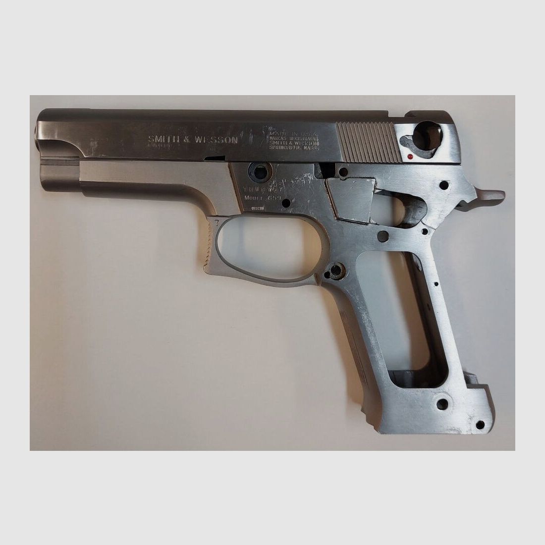 Pistola defectuosa Smith & Wesson Mod.659 en calibre 9x19 (Compuesta por cañón, cierre, empuñadura)