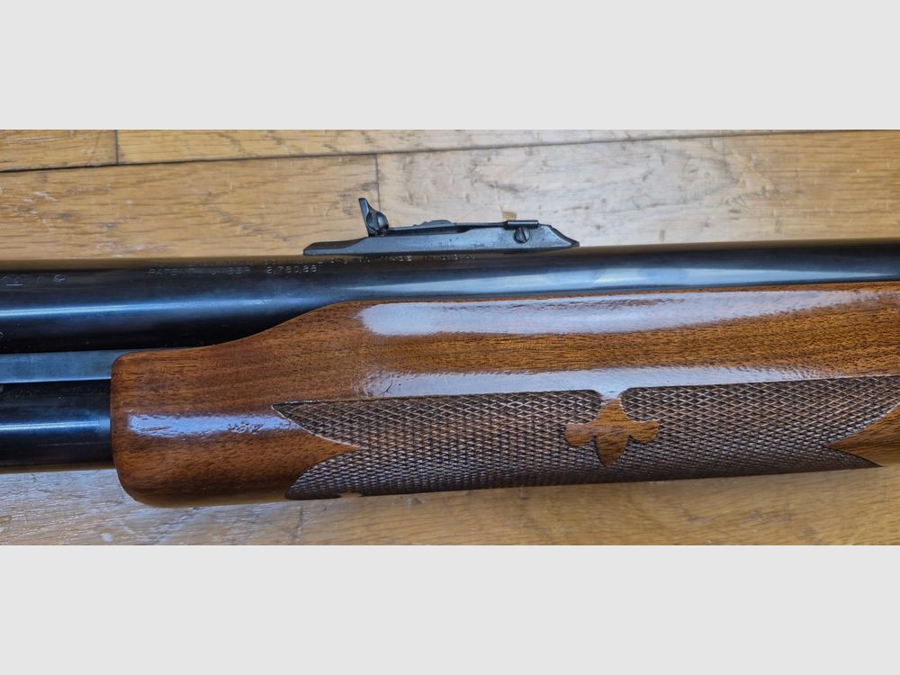 Sehr schönes Remington Pumpgewehr – Mod 870 Wingmaster – Glatter Lauf von 51 cm – Kaliber 12/70 – Kapazität 4+1 (!) erweiterbar – „Luxus“-Fertigungen – Zuverlässige, einfache und legendäre Waffe – Ausgezeichneter Zustand – TBE+/TBE++, Bild 10 von 45