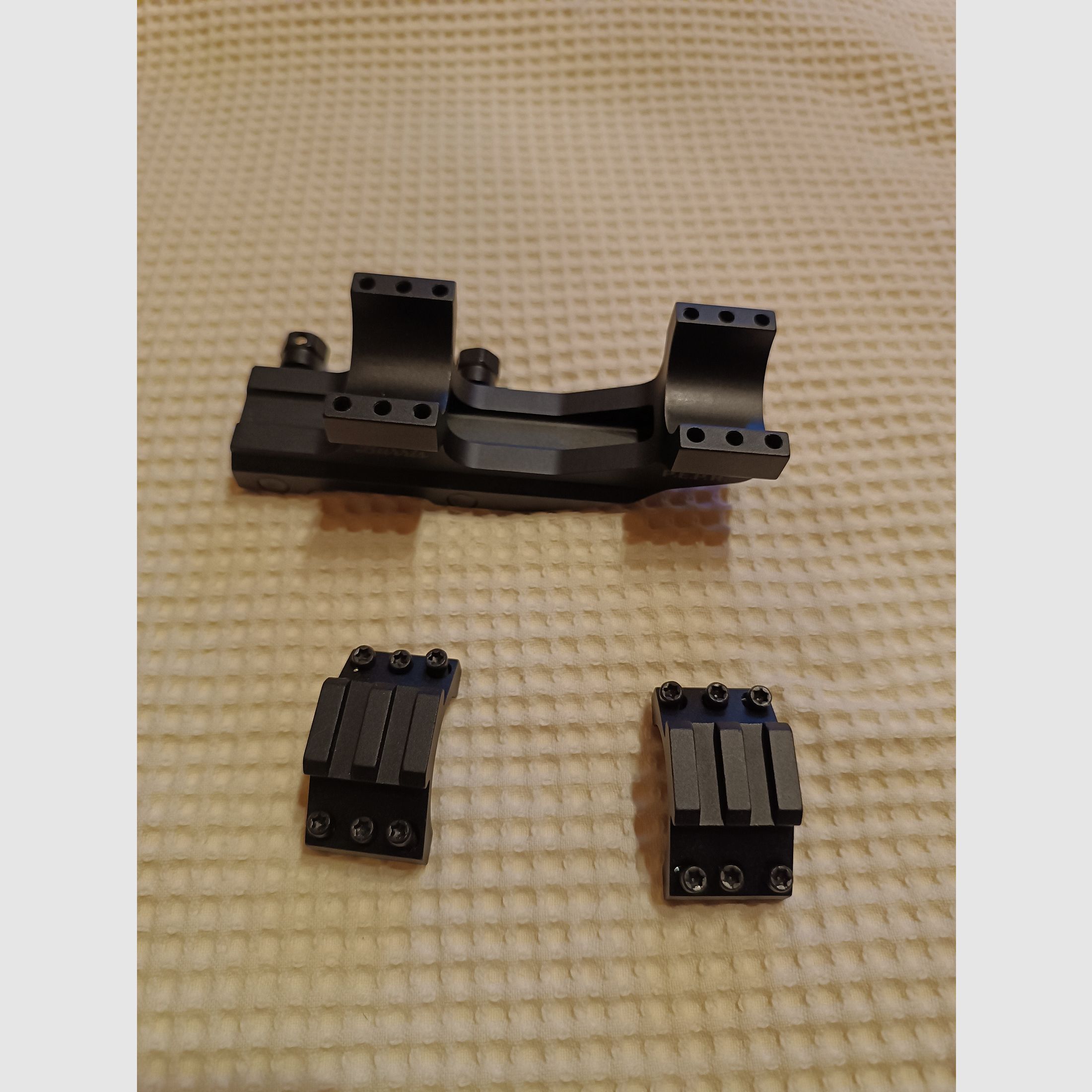 Burris P.E.P.R. scope mount with Picatinny rings. For a tube diameter of 30mm. Light signs of use.