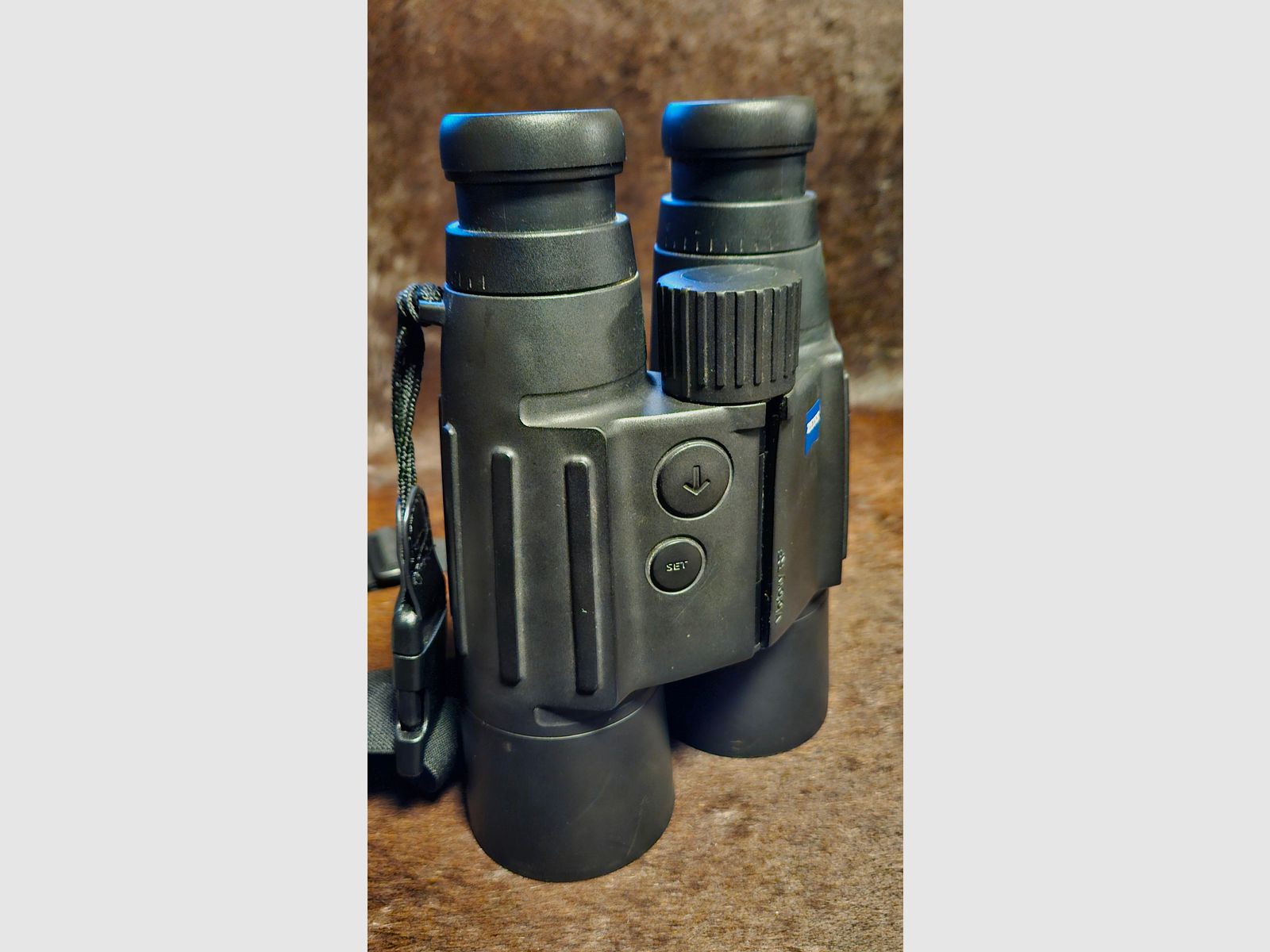 ZEISS Victory 10x56 T RF - Fernglas mit Entfernungsmesser - mit umfangreichem Zubehör