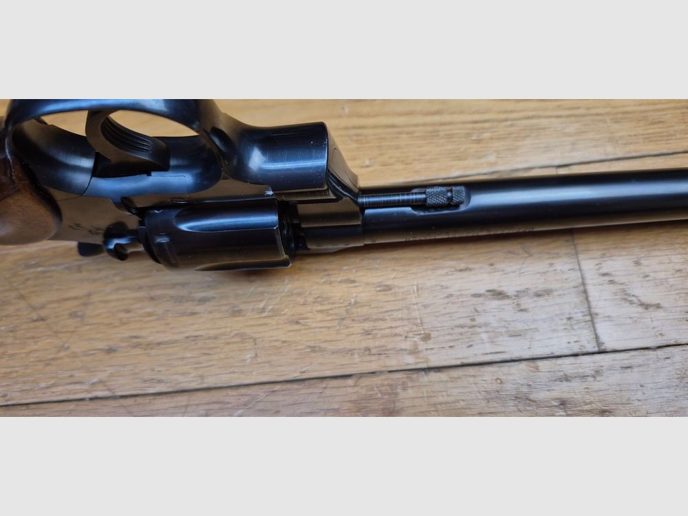 Mythique revolver Colt Officer Model Match – Cal. 22LR – Canon lourd – Arme de Hartford en 1966 – Esthétique et mécanique de pointe – Pièce rare dédiée au tir et à l&rsquo;entrainement dans une fabrication de très grande qualité – Excellent état proche du neuf – TBE +++, image 9 sur 22