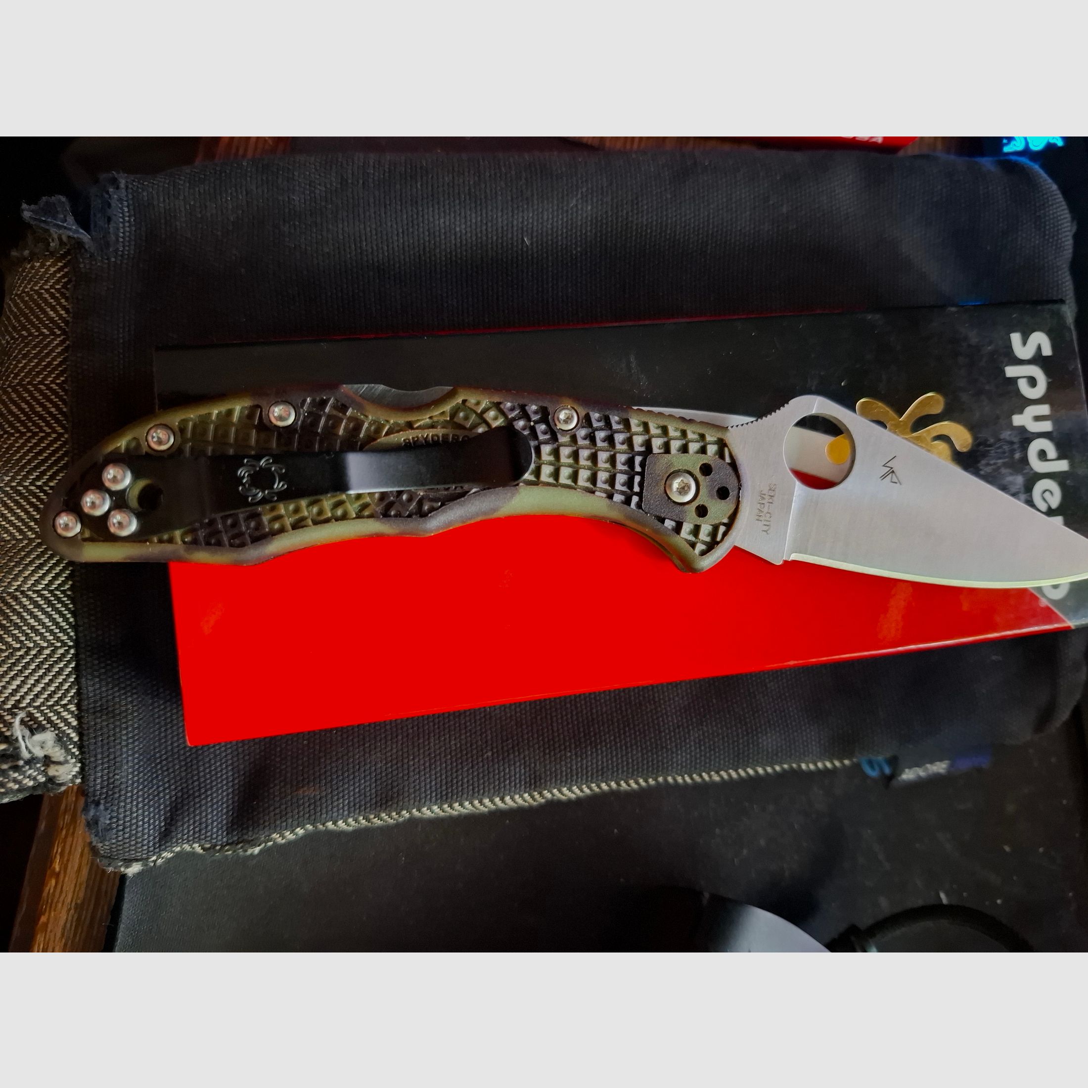 Spyderco DELICA 4 camo  in Top Zustand günstig abzugeben!