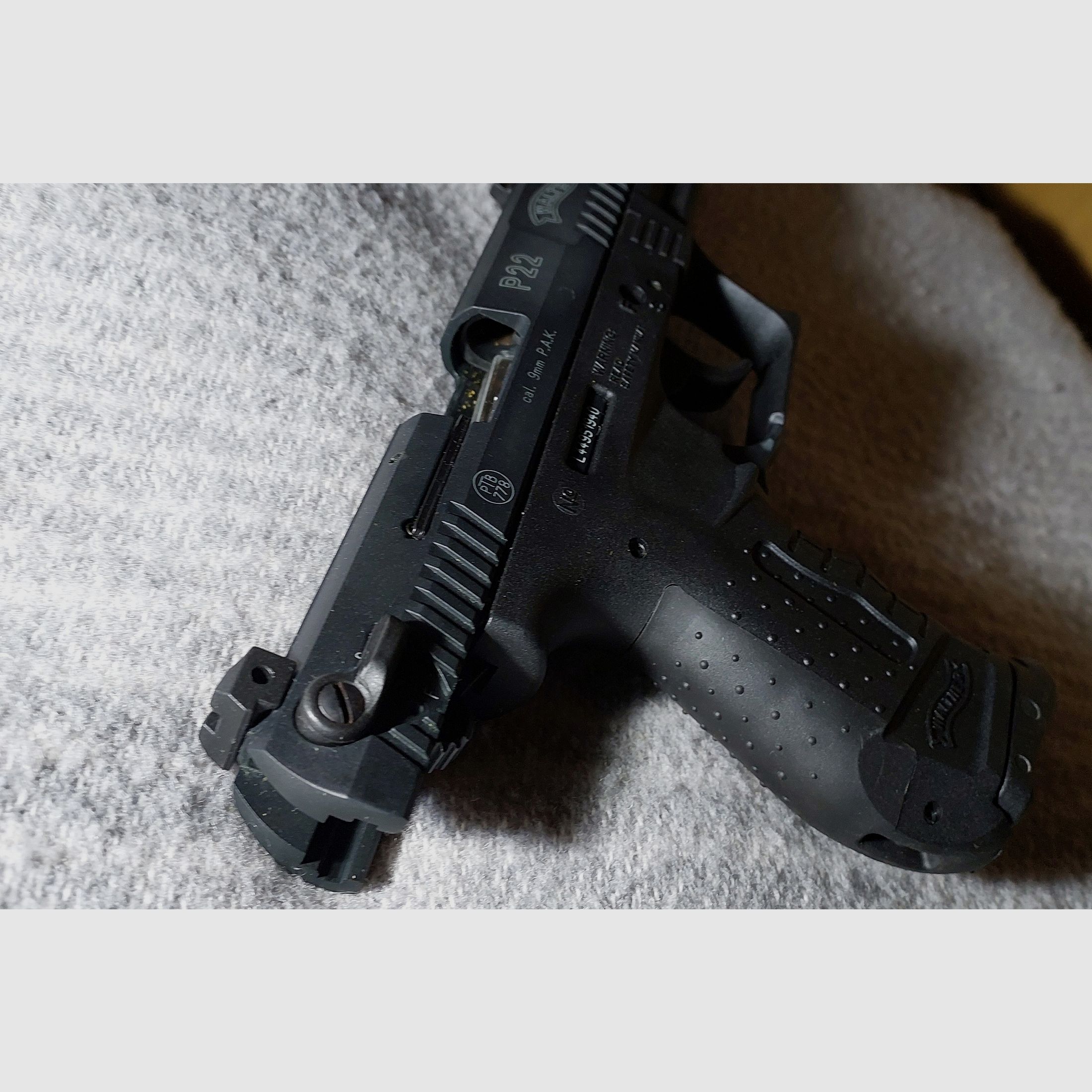 Walther P22 (P 22 Classic) pistola de fogueo 9mm P.A.K. (PTB 778) con 2 cargadores