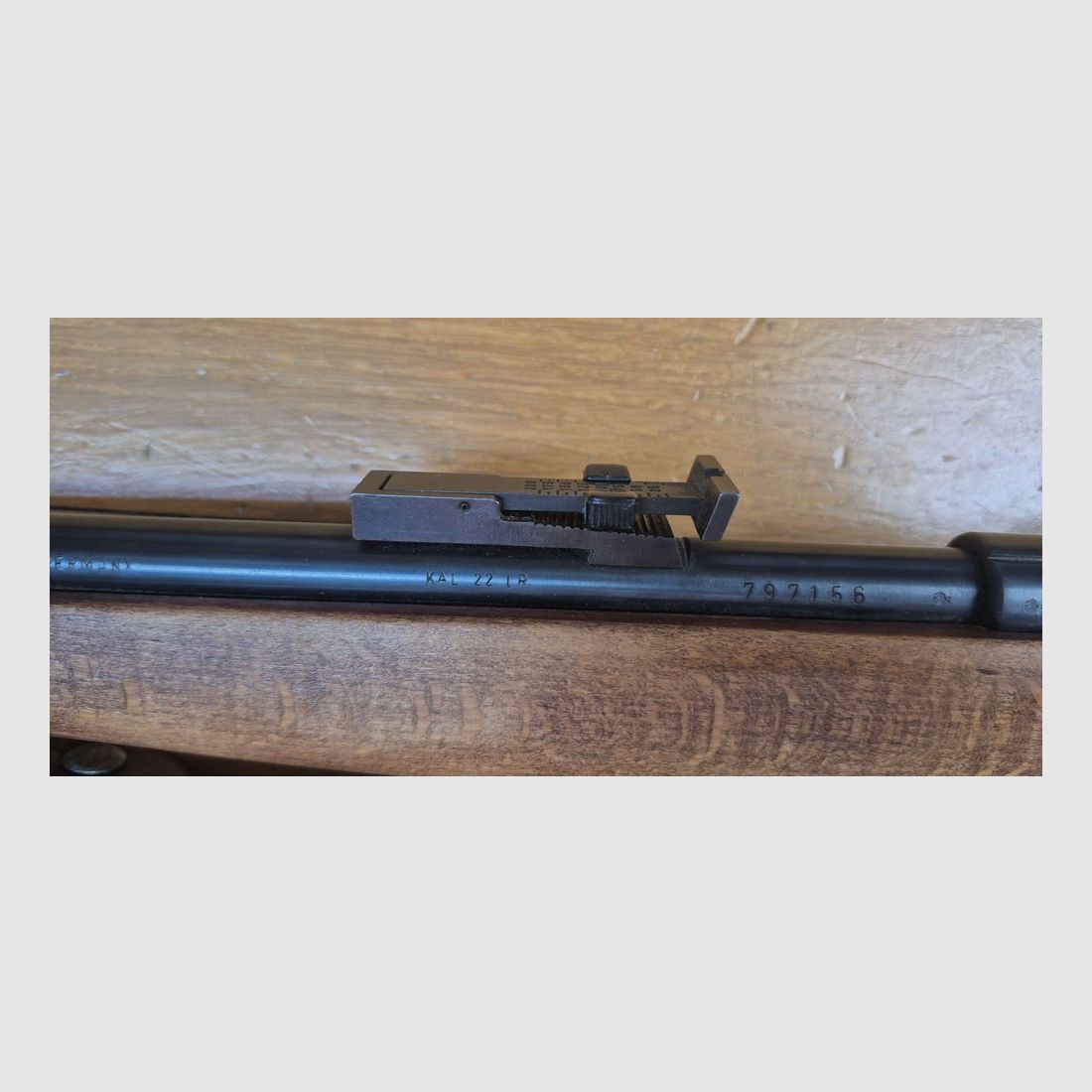 Carabina Albrecht Kind (e non King come spesso sentito o letto!) – Arma a colpo singolo 22 Lr – Equivalente delle nostre "La Française" – Arma ultra leggera per principianti per divertirsi al poligono o in giardino – Legno molto bello nonostante la mancanza di cera/olio – Rotaia da 11mm e canna filettata con anello di protezione – Grilletto regolabile – TBE+, immagine 7 di 28