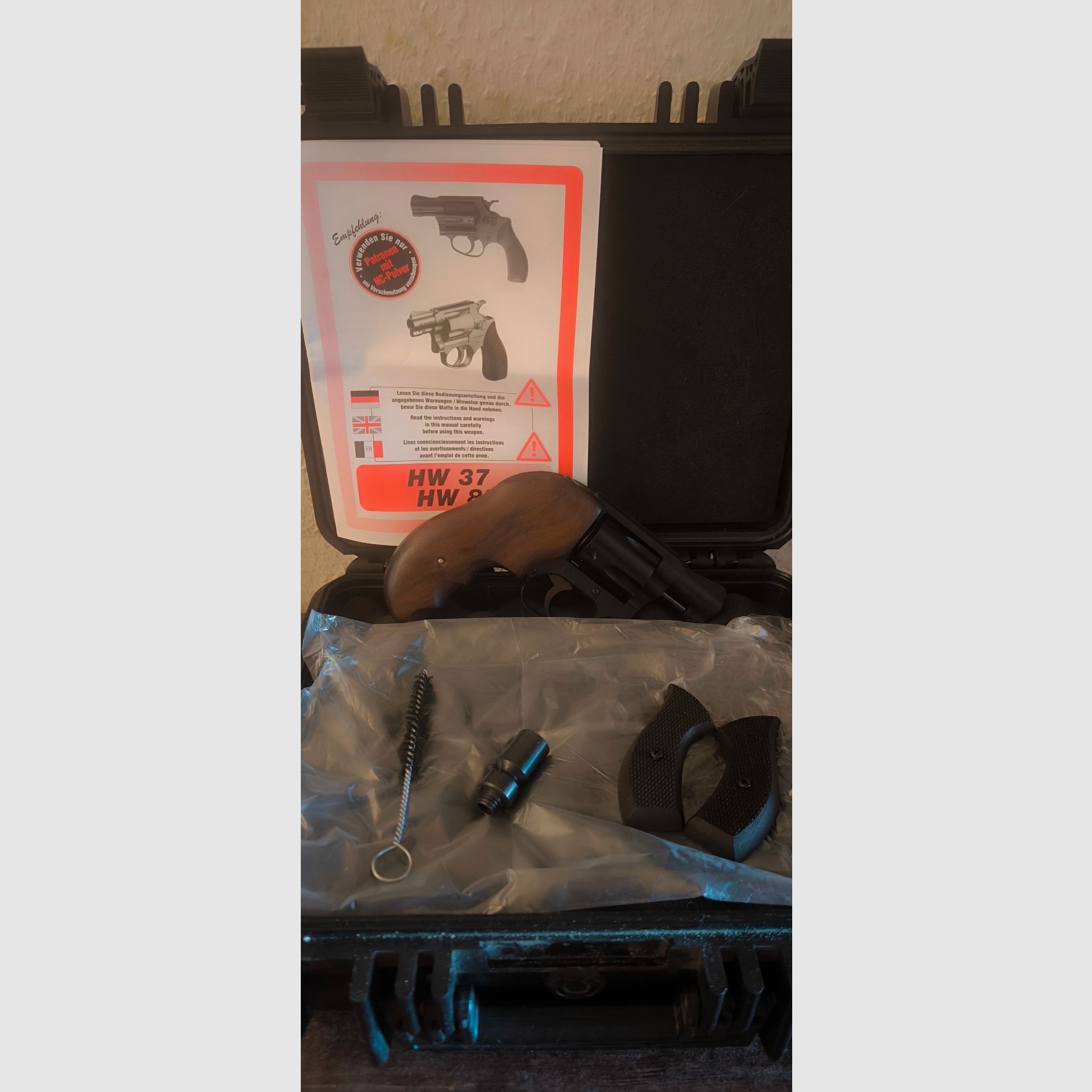 Rewolwer Weihrauch HW 88 Super Airweight w kalibrze 9mmRK z osłoną na kurek, uchwytami oryginalnymi oraz oryginalną instrukcją obsługi, nie strzelany, jak nowy!!!