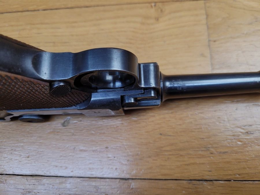 Außergewöhnliche Luger P08 Kriegsmarine Pistole – Weniger als 3900 Exemplare – Mauser S/42 Fertigung von 1938 – Kriegsmarine Holster und Originalschlüssel – Sehr seltenes Set in perfektem Zustand!, Bild 13 von 42