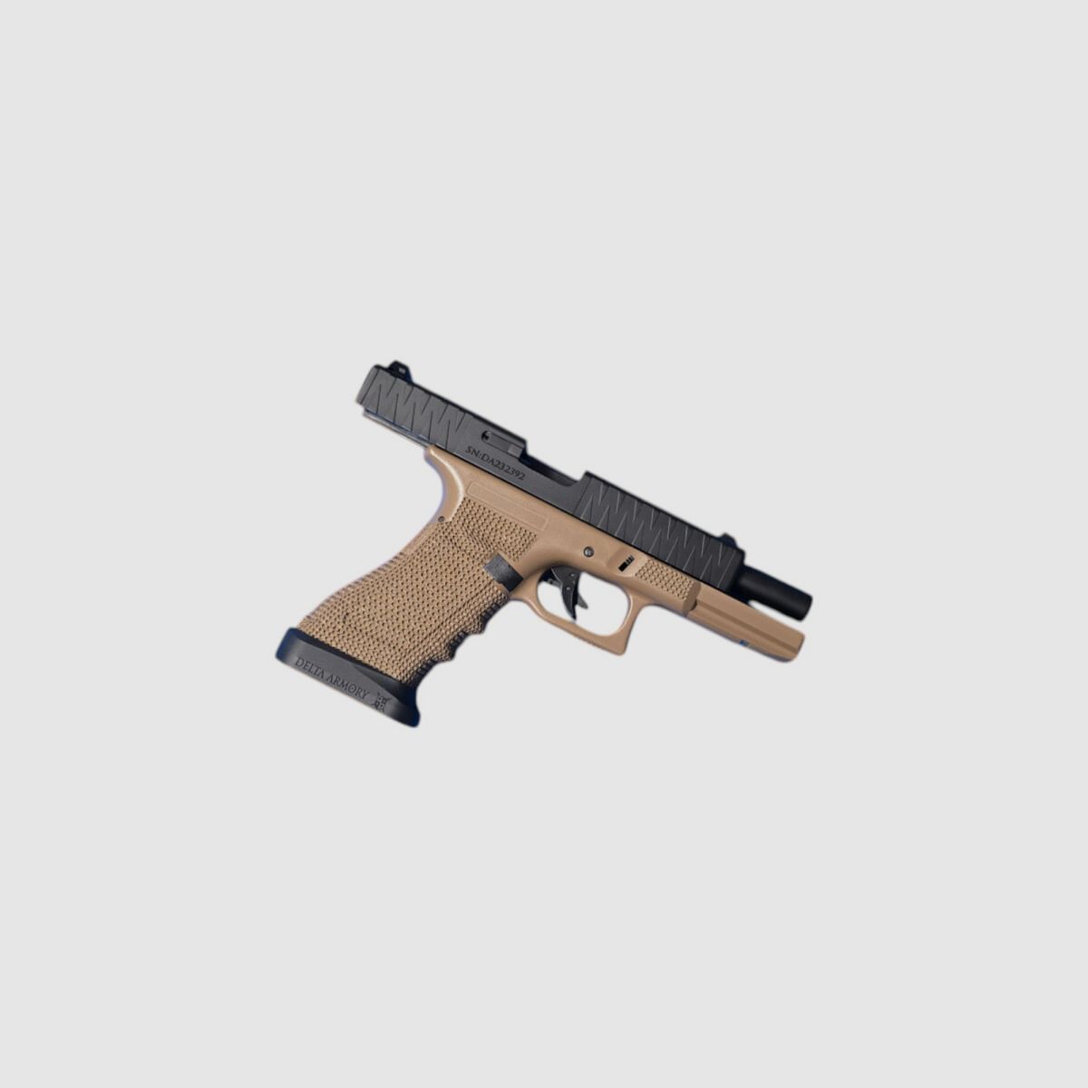 P05 GBB Airsoft Pistool met Grip Stippling in Tan | Delta Armory